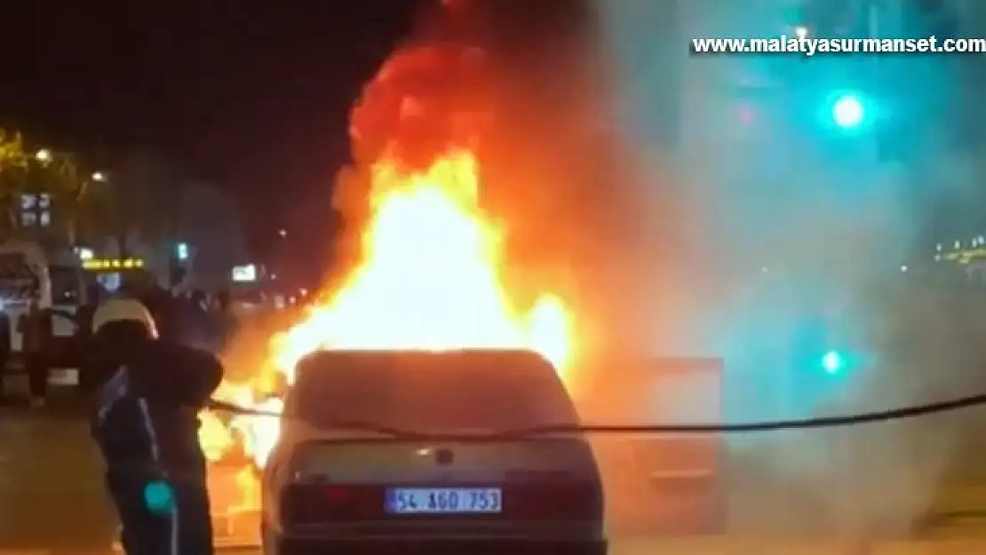 Otomobil cadde ortasında alev topuna döndü