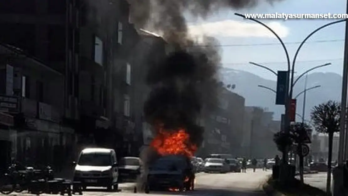 Otomobil cadde ortasında alev topuna döndü