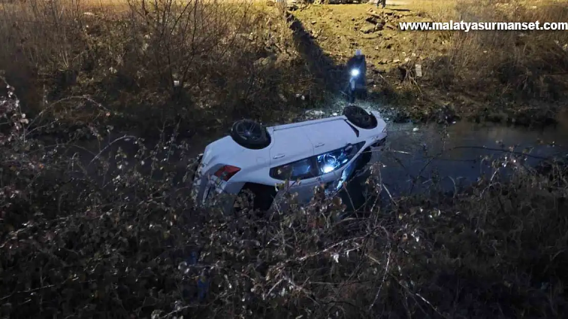 Otomobil dere yatağına uçtu: 2 yaralı