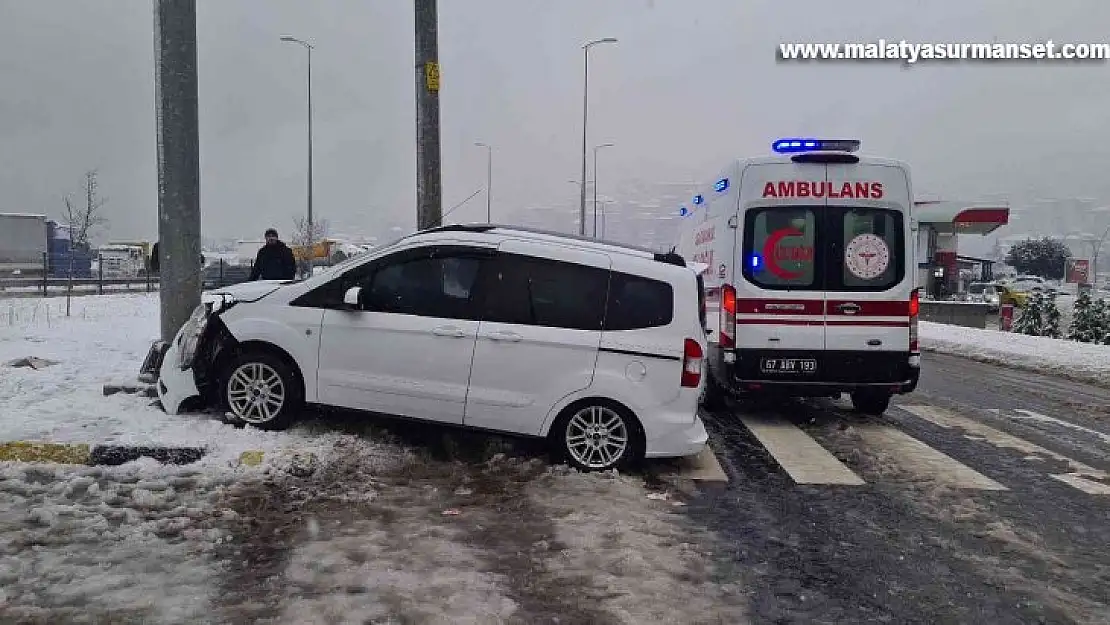 Otomobil elektrik direğine çarptı: 2 yaralı