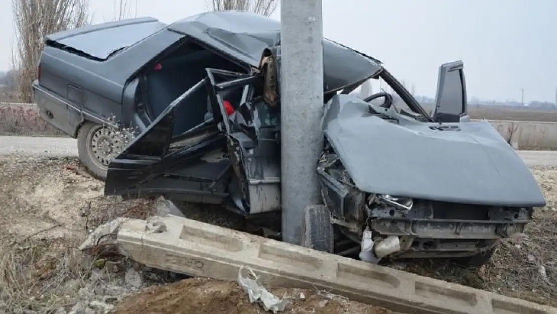 Otomobil elektrik direğine çarptı: 1 yaralı