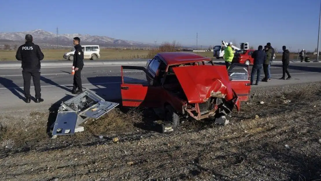Otomobil elektrik panosuna çarptı: 6 yaralı