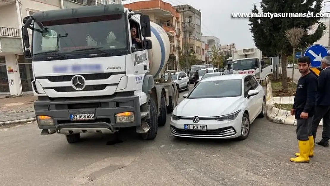 Otomobil ile beton mikseri çarpıştı: 1 yaralı