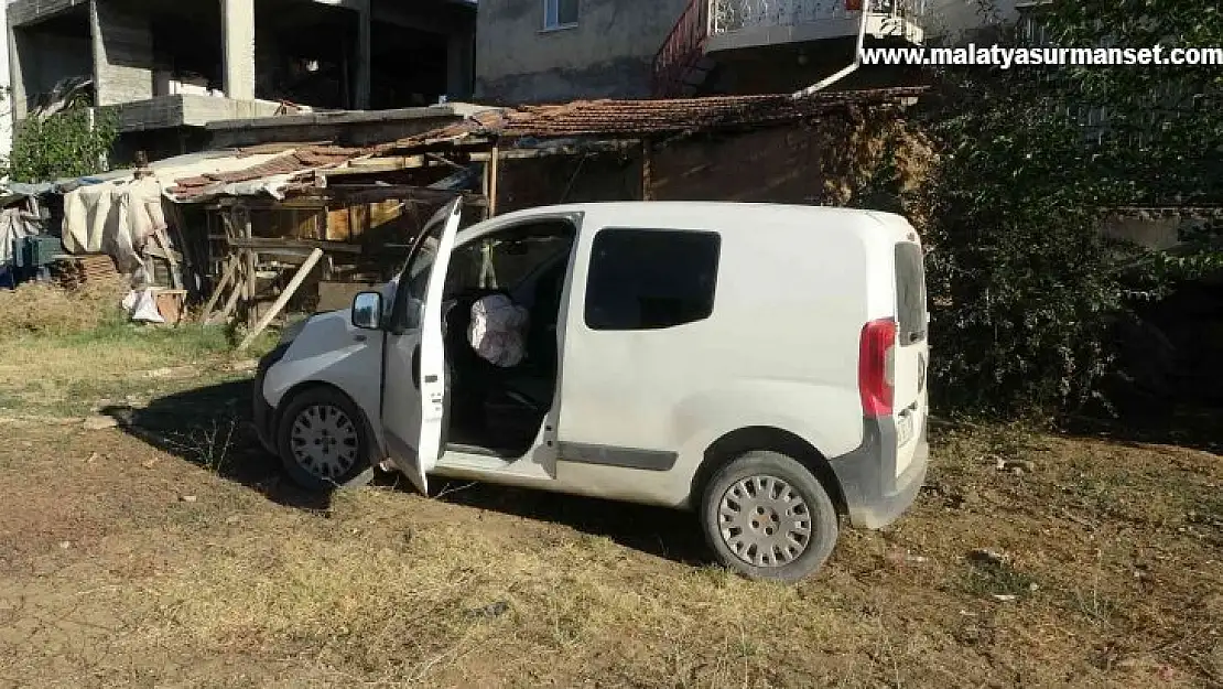 Otomobil ile çarpışan hafif ticari araç tarlaya uçtu