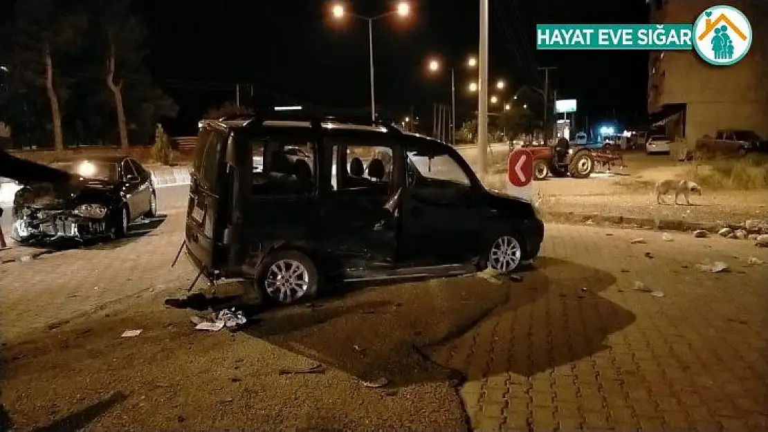 Otomobil ile hafif ticari araç çarpıştı: 3 yaralı