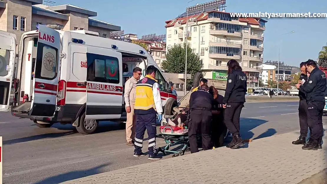 Otomobil ile hafif ticari araç çarpıştı: 2 yaralı