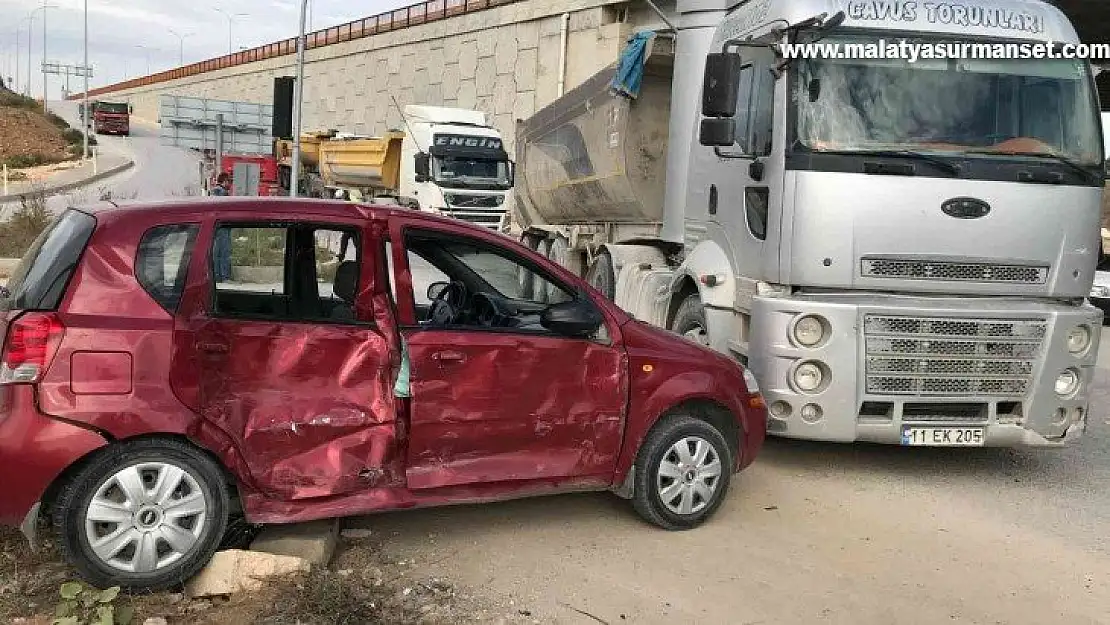 Otomobil ile kamyon çarpıştı: 2 yaralı
