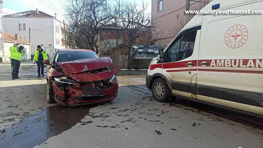 Otomobil ile kamyonet çarpıştı: 1 yaralı
