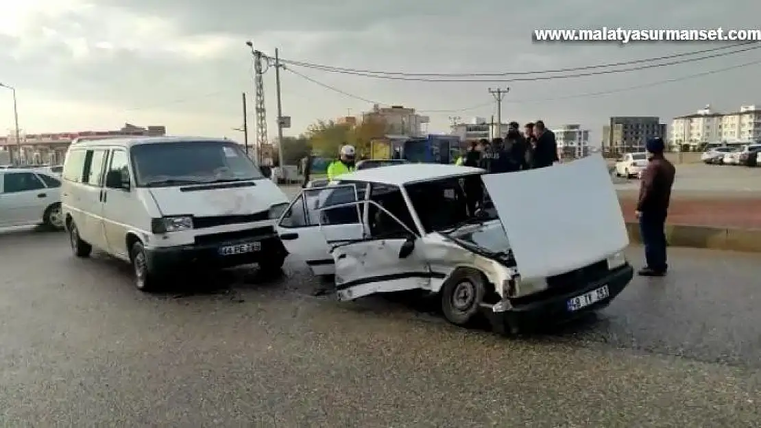 Otomobil ile midibüs çarpıştı: 2 yaralı