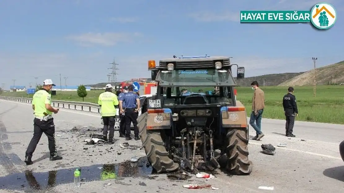 Otomobil ile traktör çarpıştı: 5 yaralı