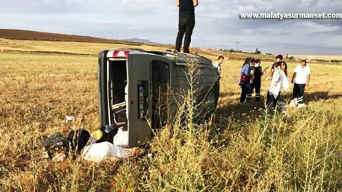 Otomobil metrelerce takla attı: 1'i çocuk 4 yaralı