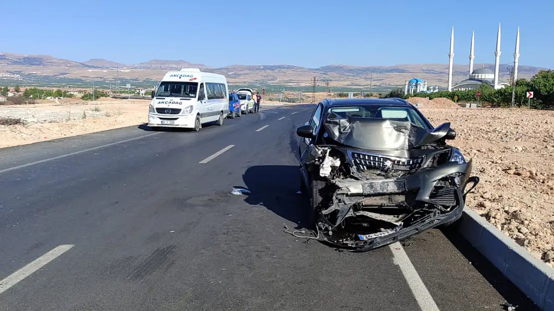 Otomobil Minibüse Çarptı Malatya'da 9 Kişi Yaralandı