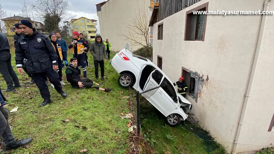 Otomobil önce binanın duvarına çarptı, sonra bahçeye düştü: 3 yaralı