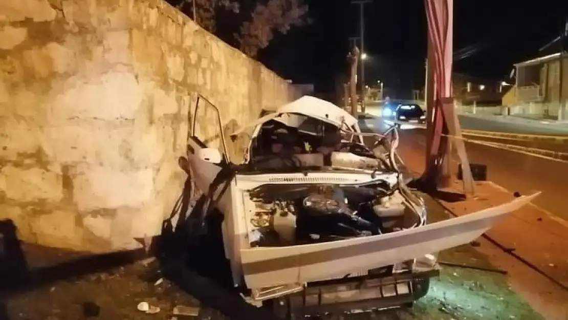 Otomobil önce kaldırıma ardından elektrik direğine çarptı: 2 ölü, 1 yaralı