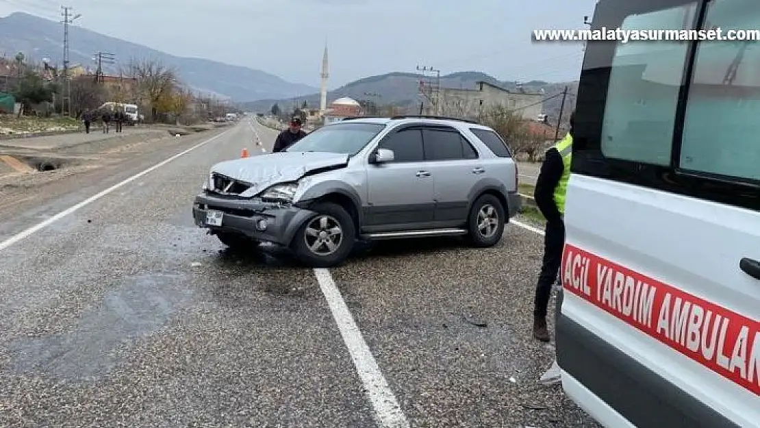 Otomobil refüje çarpıp karşı şeride geçti: 1 yaralı