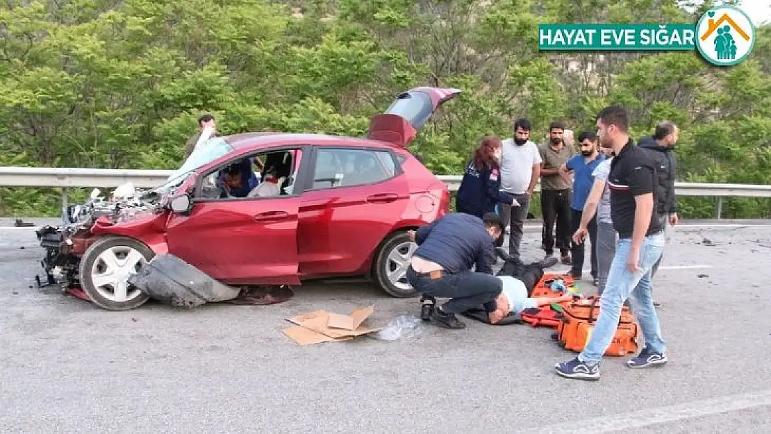 Otomobil tıra çarptı: 2 yaralı