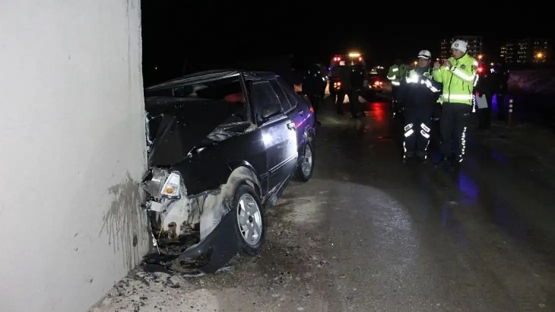 Otomobil üst geçidin ayağına çarptı: 2 yaralı