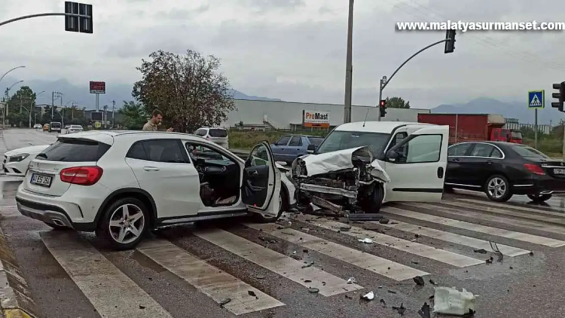 Otomobil ve hafif ticari araç kafa kafaya çarpıştı: 2 yaralı