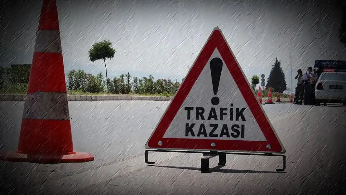 Otomobil ve Hafif Ticari Araç Çarpıştı 5 Kişi Hayatını Kaybetti