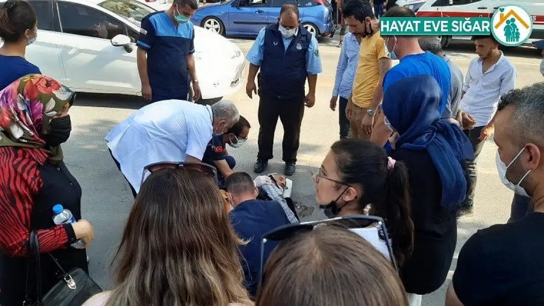 Otomobil yayaya çarptı, hastaneden koşarak gelen doktor ilk müdahaleyi yaptı