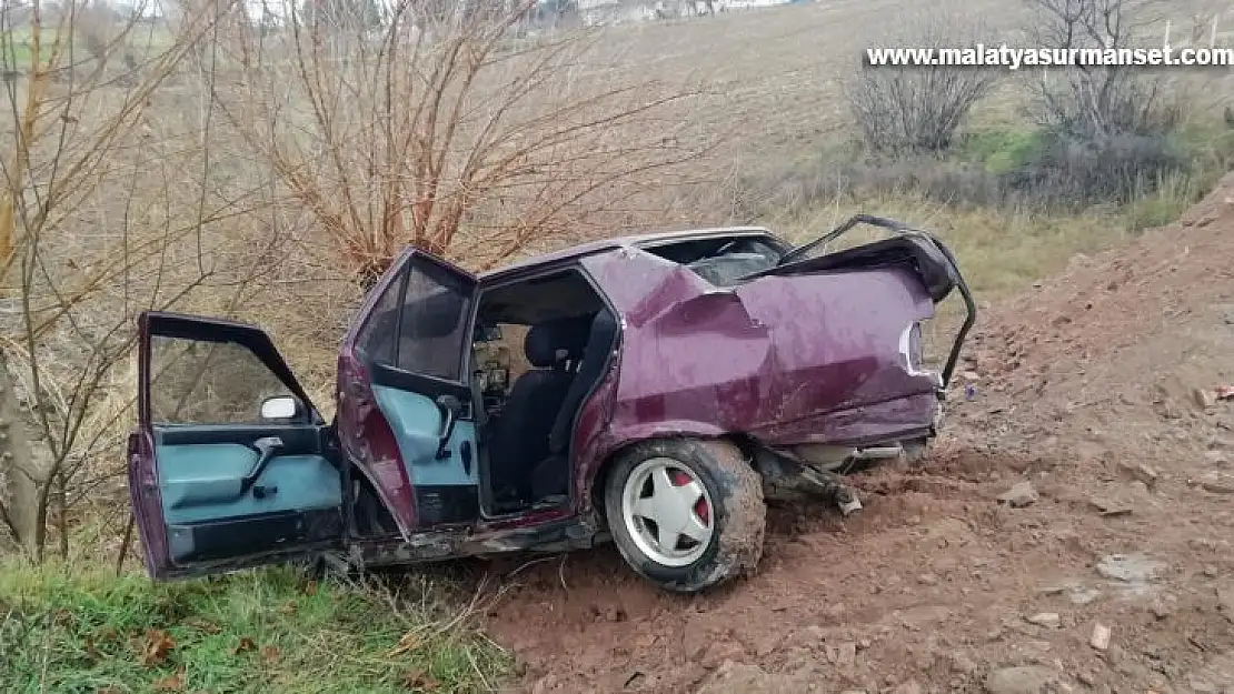 Otomobil yol kenarında duran araca çarptı: 2 yaralı