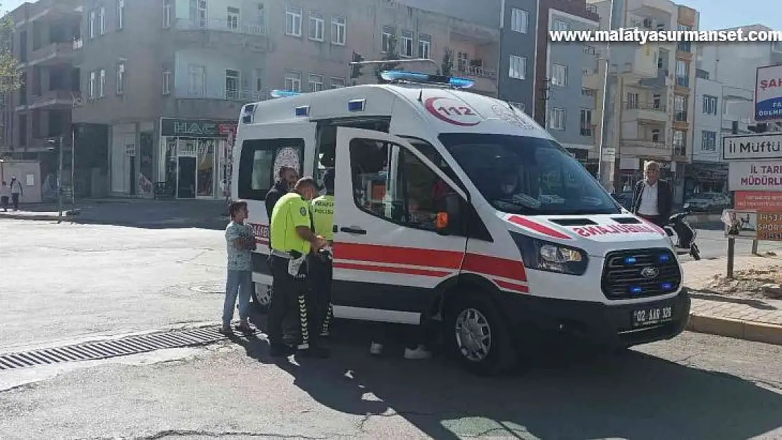 Otomobile çarpmamak için motosikleti devirdi: 2 yaralı