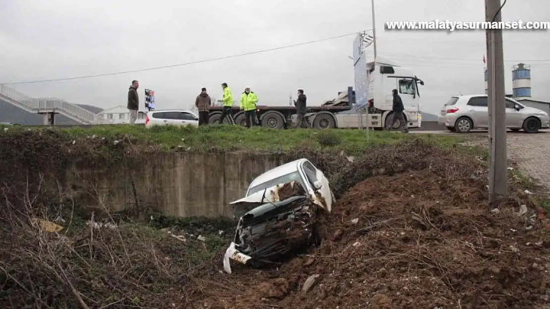 Otomobilinin kontrolünü kaybedince dereye uçtu: 1 yaralı