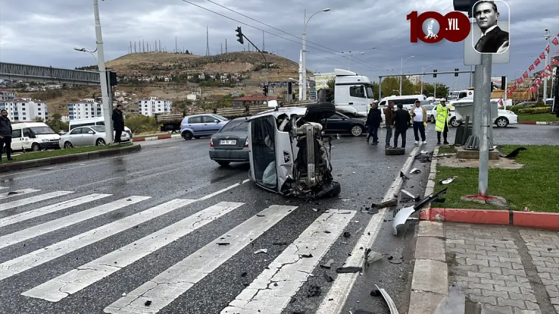 Otomobille çarpışan hafif ticari araç devrildi