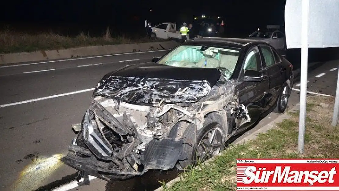 Otomobille çarpışan kamyonetin şoförü kaçtı 2 yaralı