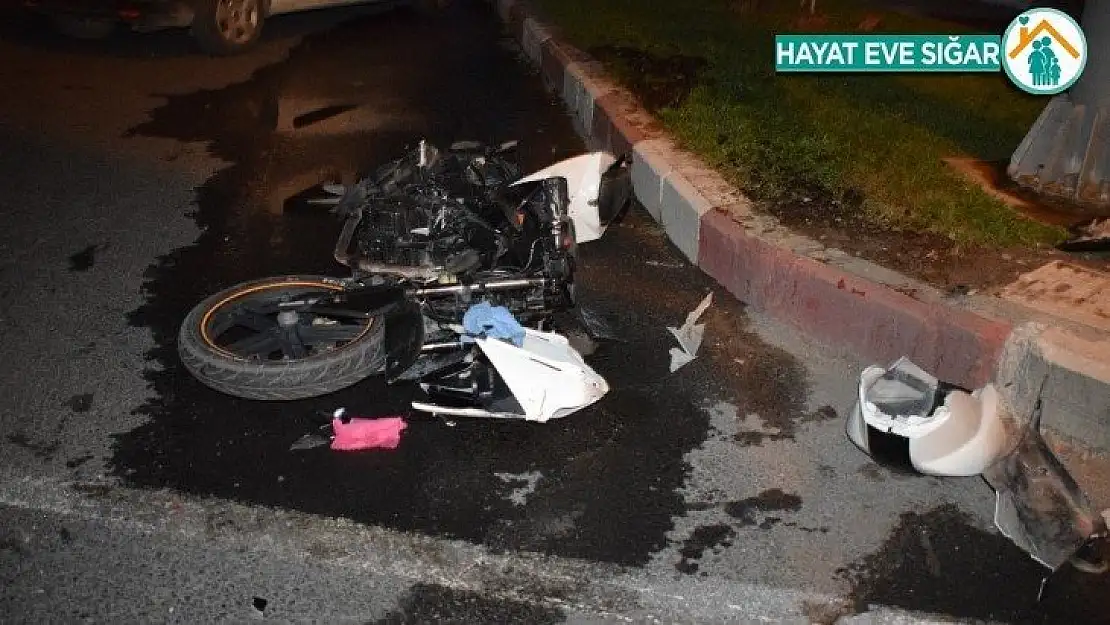 Otomobille çarpışan motosiklet hurdaya döndü: 1 yaralı