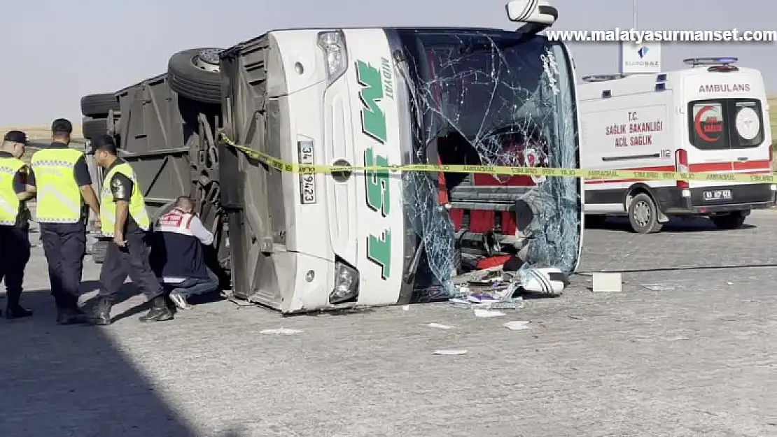 Otomobille Çarpışan Otobüsün Devrilmesi Sonucu 2 Kişi Öldü 25 Kişi Yaralı