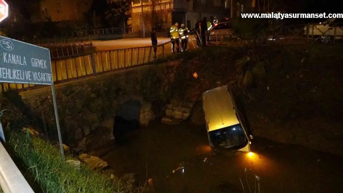 Otomobille çarpışan ticari araç korkulukları parçalayıp kanala uçtu