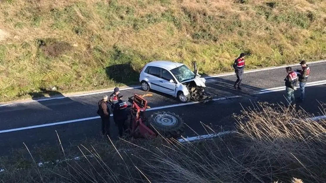 Otomobille traktör kafa kafaya çarpıştı 1 ölü 1 yaralı