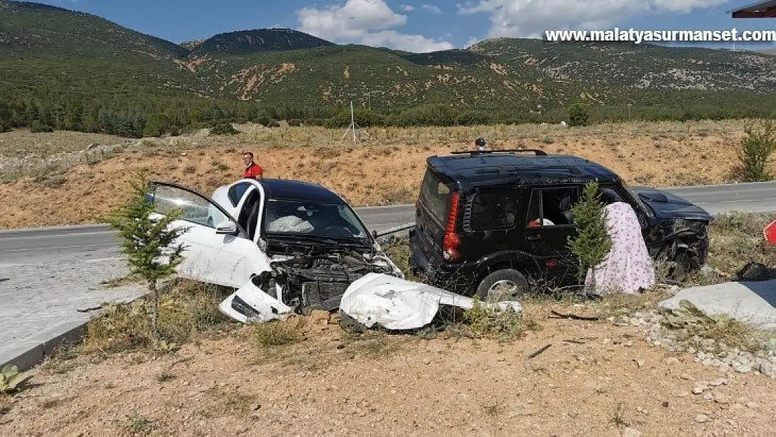 Otomobiller kafa kafaya çarpıştı: 1 kişi öldü, 2 kişi yaralandı