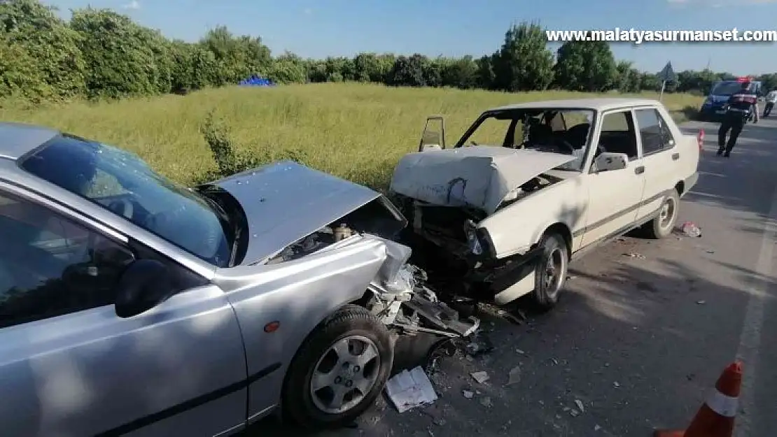 Otomobiller kafa kafaya çarpıştı: 3 yaralı