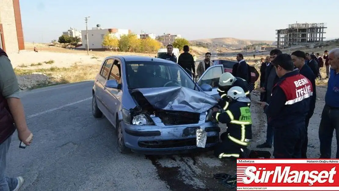 Otomobiller kafa kafaya çarpıştı