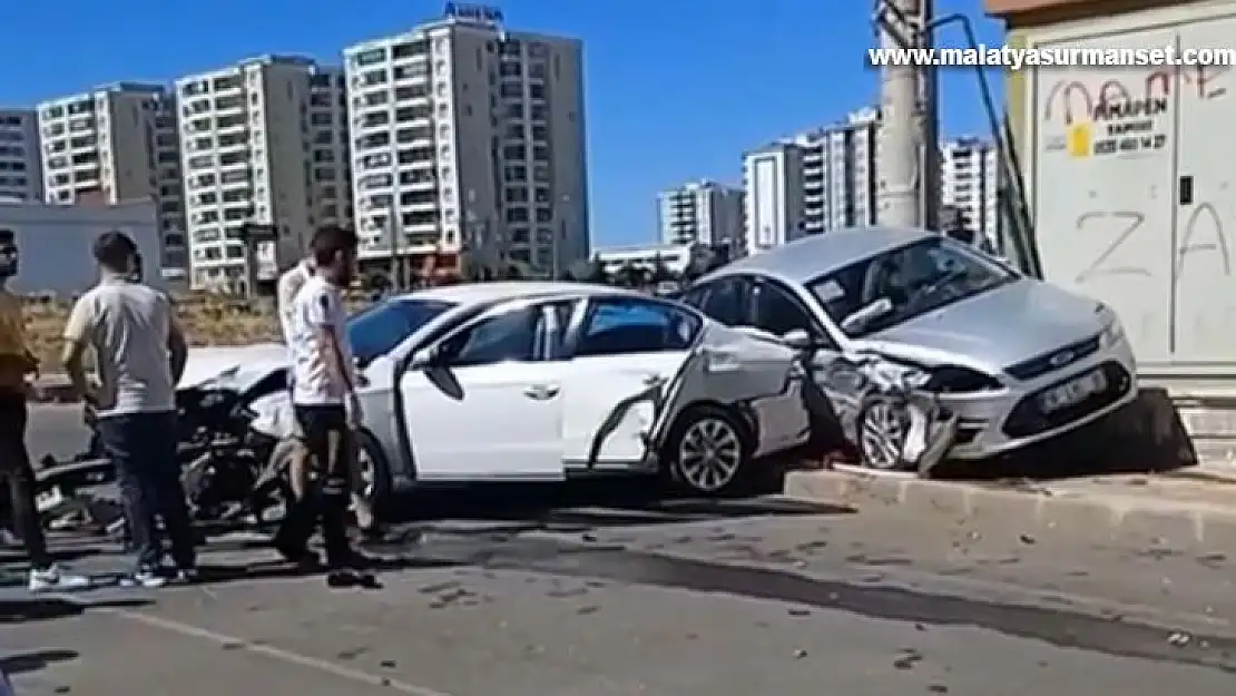 Otomobiller kavşakta kafa kafaya çarpıştı: 2 yaralı