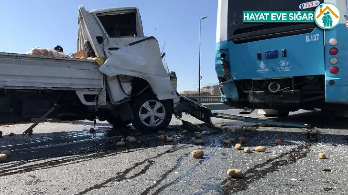 Edirnekapı'da kamyonet özel halk otobüsüne çarptı: 2 yaralı