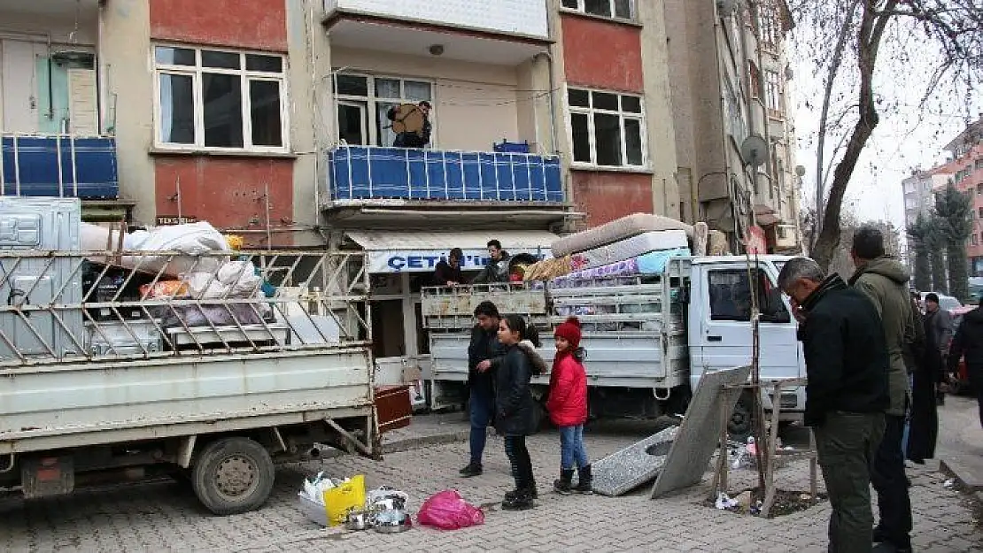 (ÖZEL) Elazığ'da 88 yapı için acil yıkım kararı, depremden kaçış