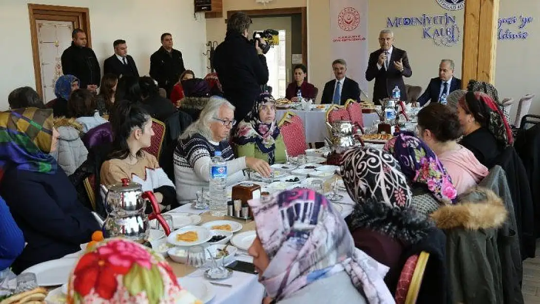 Özel gereksinimli bireylerle kahvaltıda buluşuldu