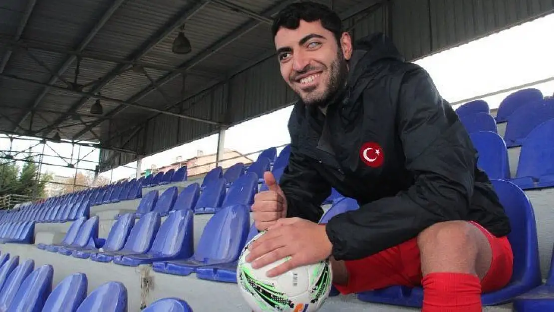 (Özel Haber) Yüzücü olmak isterken gözlerini kaybeden Mehmet Dinçer hayata futbolla tutundu