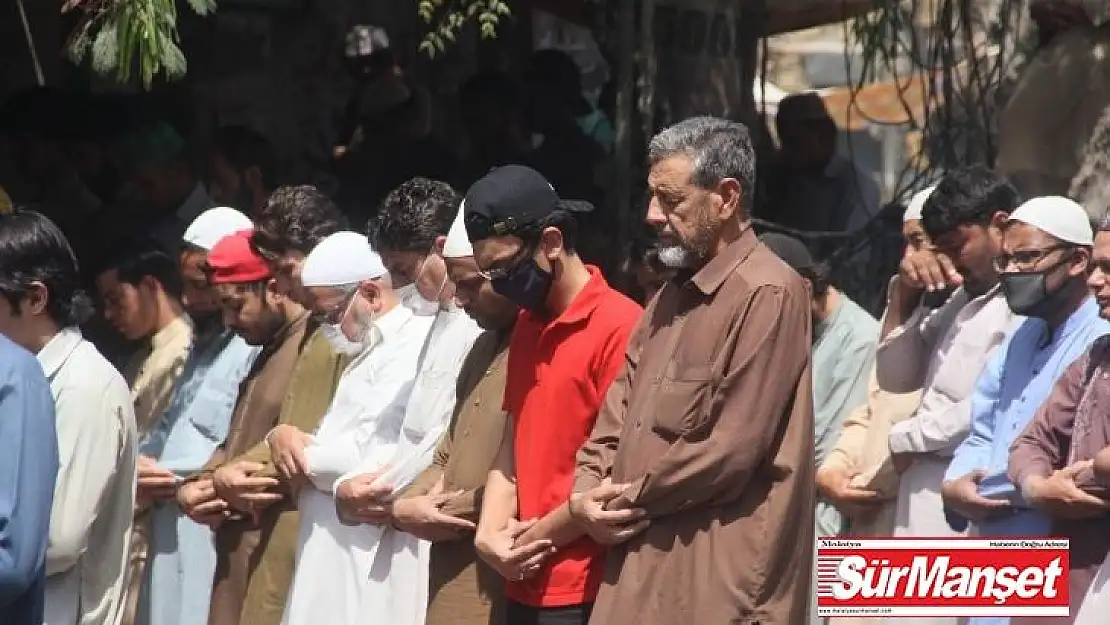 Pakistan camilerde cemaatle kılınan namazları yasakladı