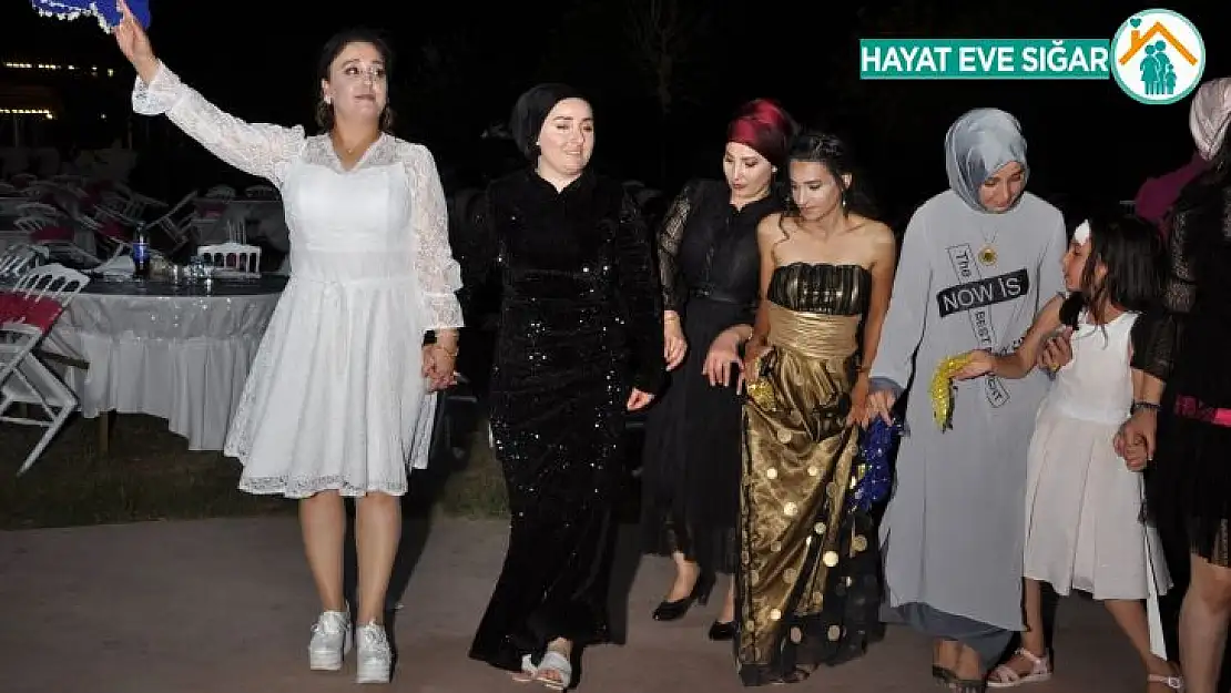 Pandemide sıkılan kadınlar matinede kurtlarını döktü