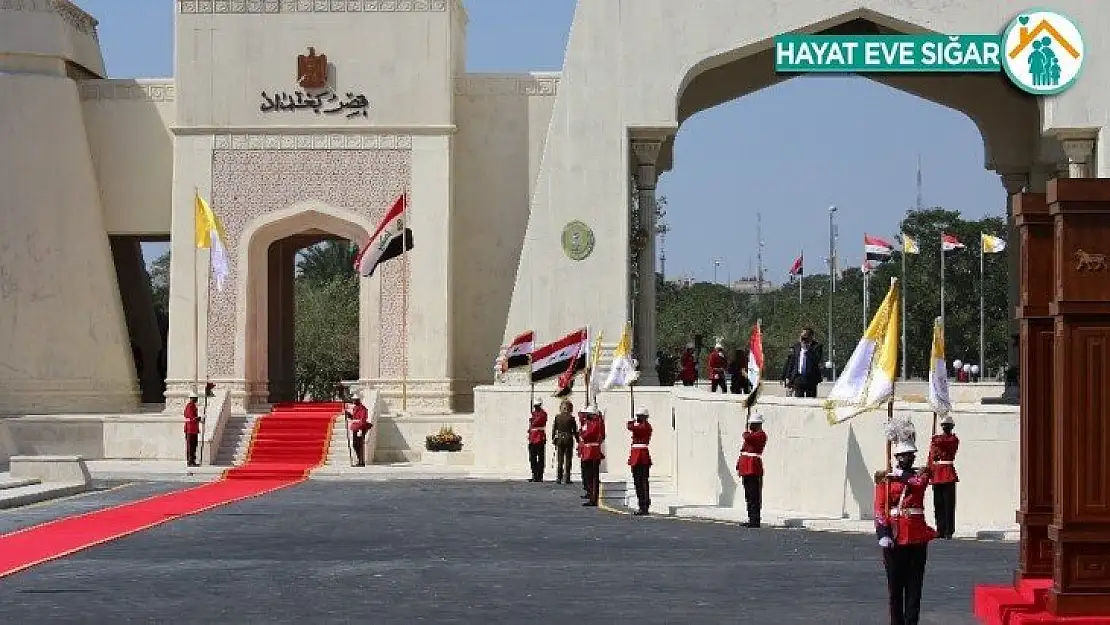 Papa Francis, Bağdat'ta resmi törenle karşılandı