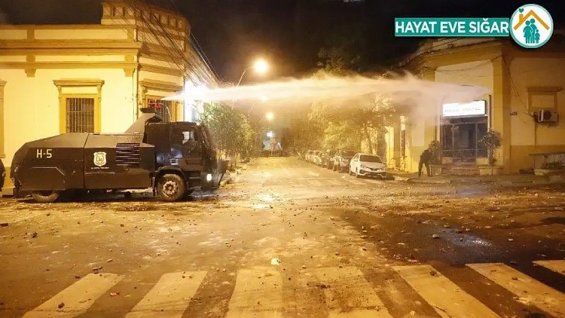 Paraguay'da korona virüs protestoları sokakları savaş alanına çevirdi