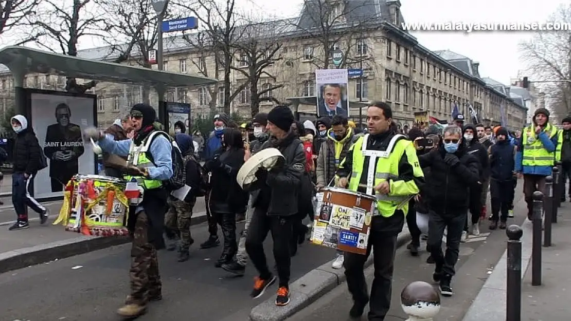 Paris'te 24 Ocak'ta başlayacak olan aşı kartı uygulaması protesto edildi