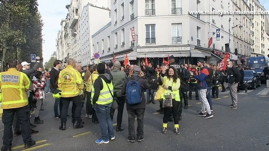 Paris'te yüzlerce öfkeli itfaiyeciden, ses ve sis bombalı protesto gösterisi