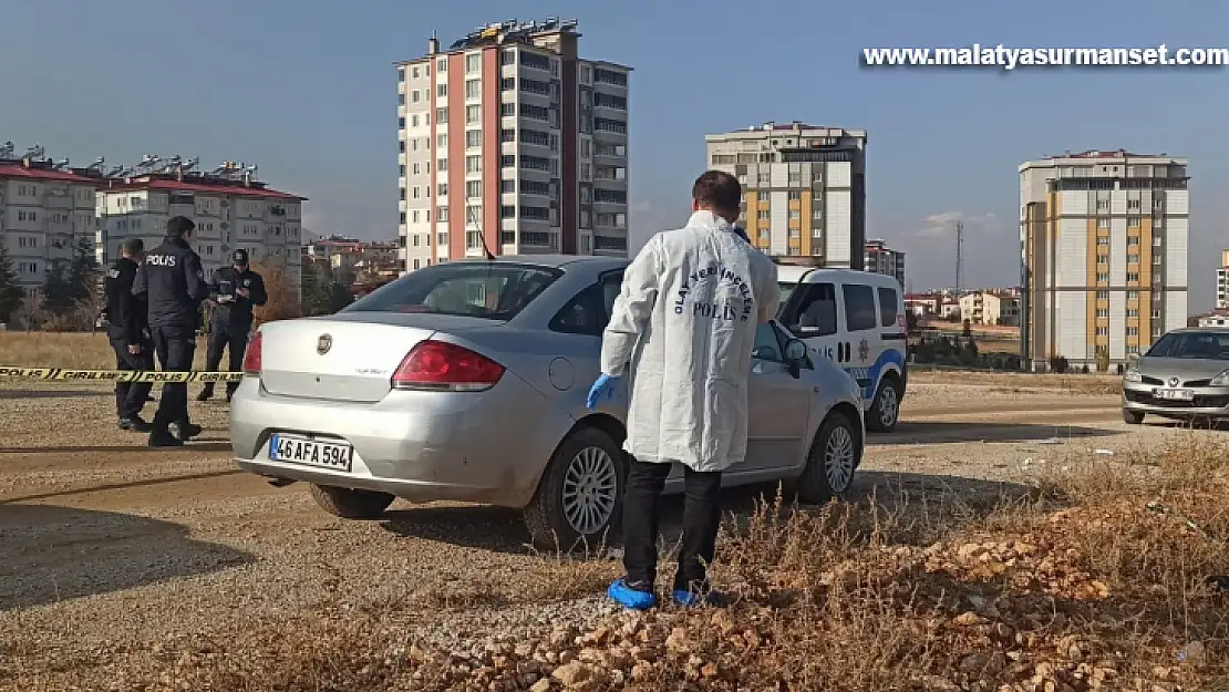 Park halindeki araçta ceset bulundu