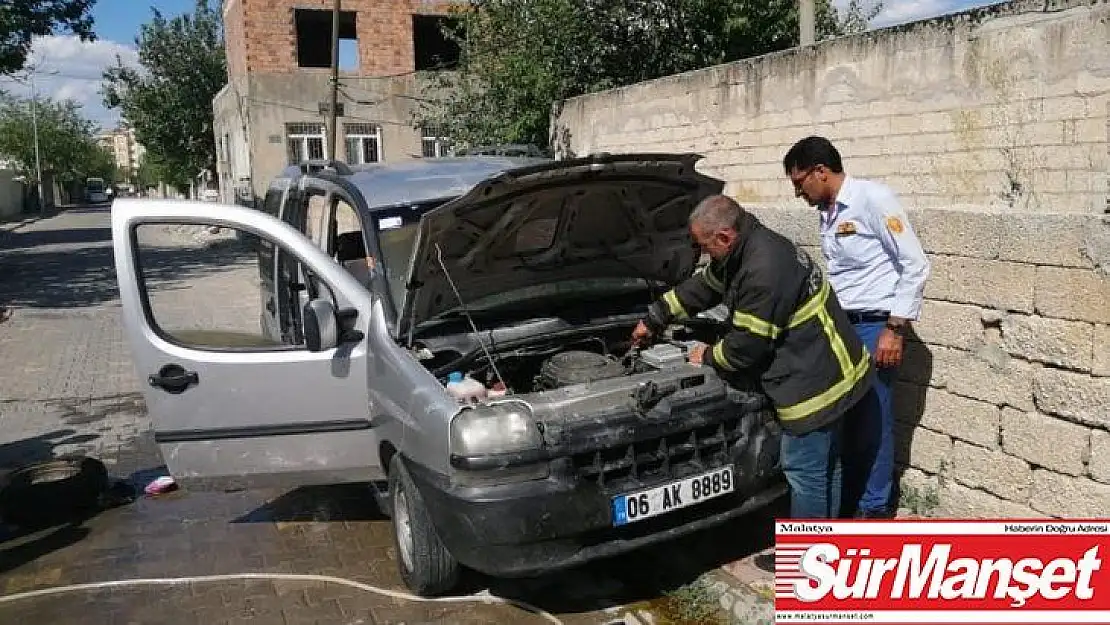 Park halindeki hafif ticari araç yandı