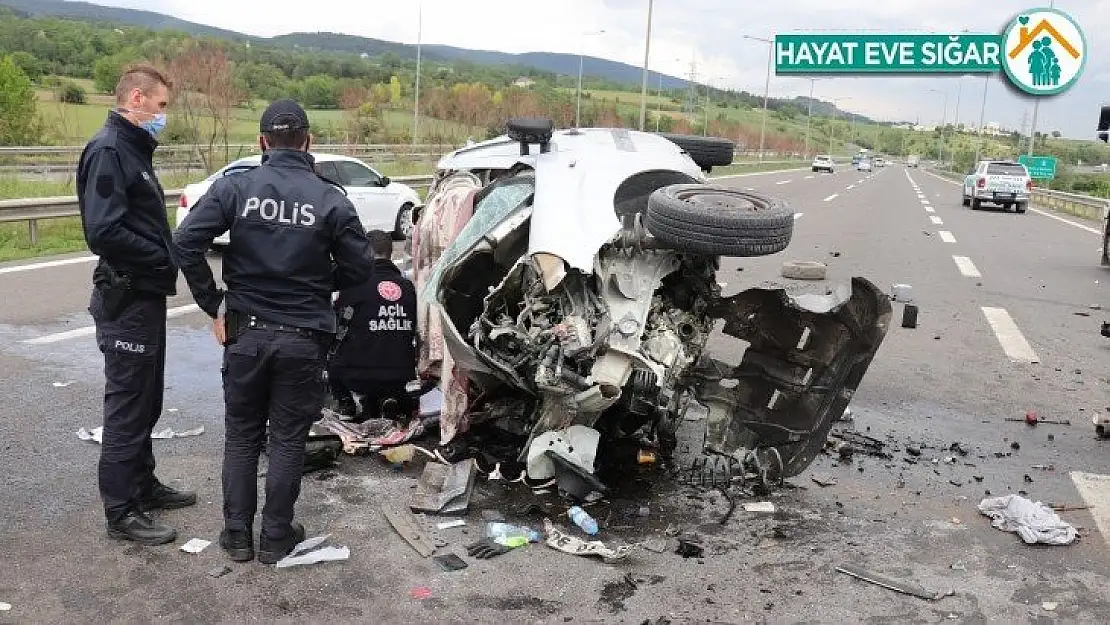 Park halindeki kamyona çarpan hafif ticari araçtaki ölü sayısı 2'ye çıktı